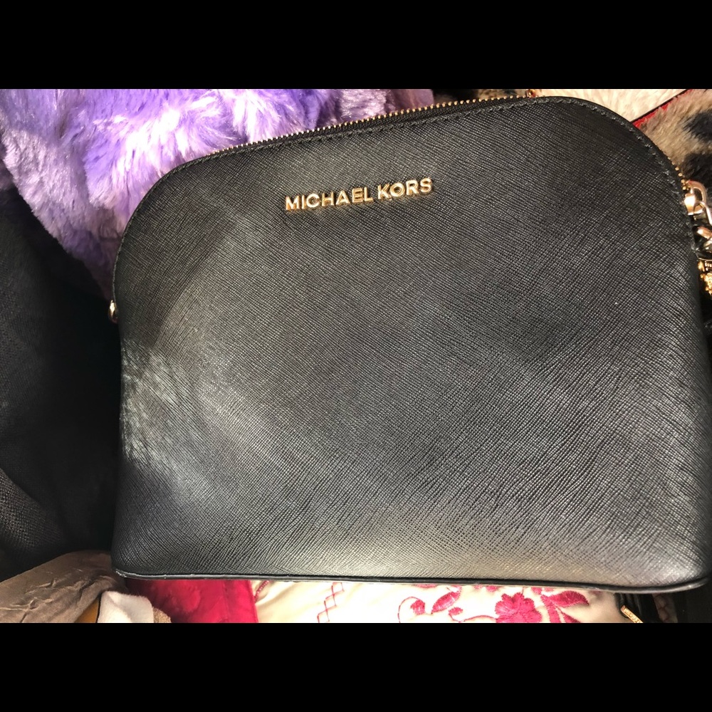 Micheal Kors - Cindy Saffiano Leather Crossbody